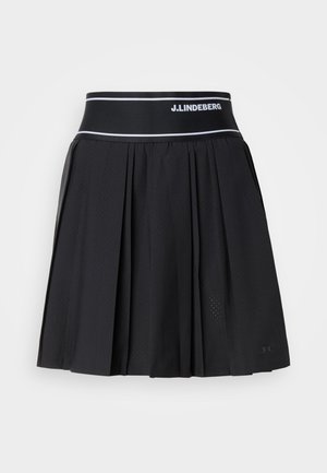 Zwarte geplooide rok met brede elastische tailleband, witte streep en "J.LINDEBERG" logo op de tailleband en zoom.