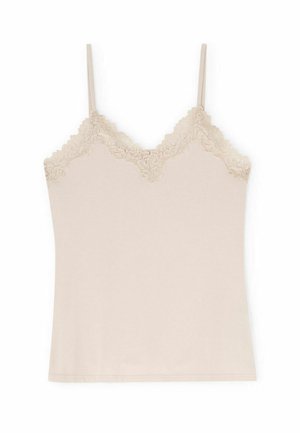 Beige mouwloze cami top met dunne bandjes en kanten rand langs de V-hals op een witte achtergrond.