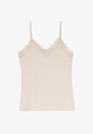 Beiger ärmelloser Camisole-Top mit dünnen Trägern und Spitzenbesatz entlang des V-Ausschnitts auf weißem Hintergrund.