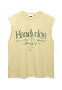 Lys gul ærmeløs t-shirt lavet af bomuld, med grøn trykt tekst "Handydog Service & Supply" og en lille Snoopy illustration.
