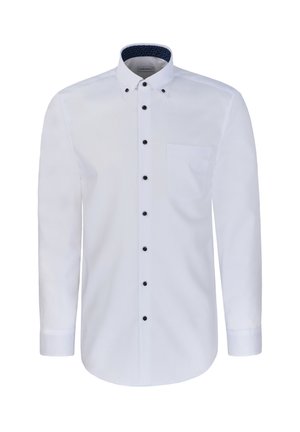 Chemise blanche à manches longues avec boutons noirs et une poche avant, dotée d'un col boutonné avec une doublure intérieure sombre.