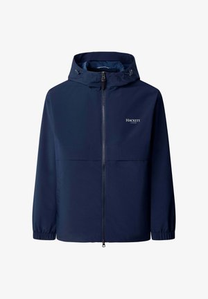 Tmavomodrá nepremokavá bunda so zipsom vpredu, nastaviteľnou kapucňou, elastickými manžetami a malým logom na ľavej hrudi. Ľahká so hladkou textúrou.