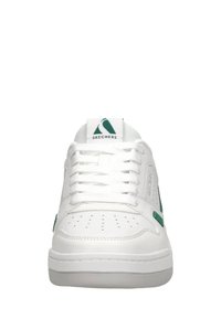 Sneaker bianco con accenti verdi, realizzato in materiale sintetico liscio, presenta una tomaia perforata, lacci piatti e una collo imbottito. Brand sulla linguetta.