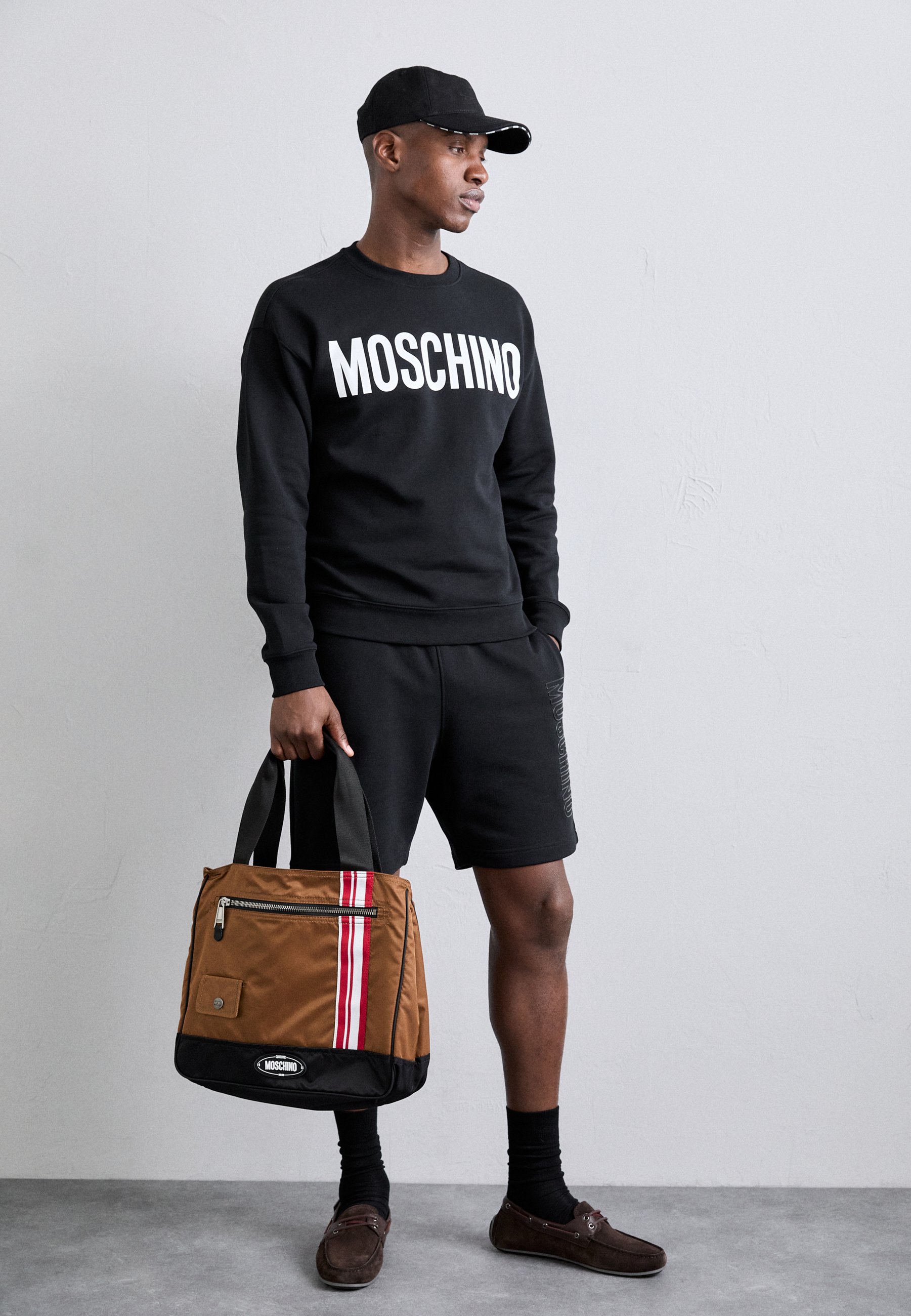 パーカー・フーディ Moschino FW22 SWEATSHIRT WITH LOGO (17247029_1555) 楽天市場】モスキーノ MOSCHINO メンズ トップス パーカー