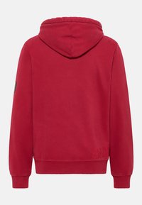 Rote Kapuzenjacke mit gerippten Bündchen und Saum, mit einer weichen Textur und dezentem Logoschriftzug am unteren linken Rand.