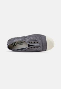 Szürke vászon slip-on cipő fehér gomma orral, bronz fűzőlyukakkal és texturált felülettel. Környezetbarát márkázás látható a belsejében.