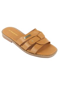 Bruine leren slippersandalen met drie overlappende banden, een gouden logoplaat en decoratieve studs langs de rand van de zool.