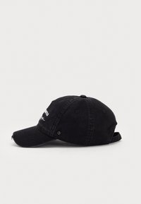 Fekete pamut baseball sapka ívelt silddel, állítható pánttal és hímzett szöveggel az elején. Fém szellőzőlyukakkal rendelkezik.