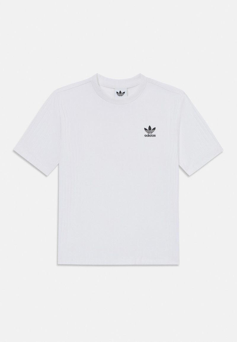 Biela polokošeľa s krátkym rukávom vyrobená z bavlny, so štruktúrovaným povrchom a malým čiernym logom adidas na ľavej strane hrude.