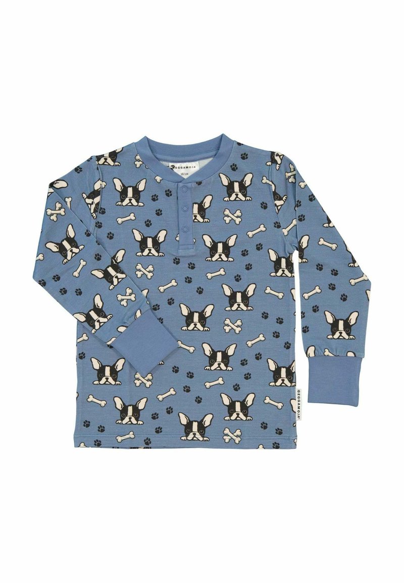 Pitkähihainen sininen puuvillapaita, jossa on mustavalkoinen kuvio, jossa on koiran kasvoja, luita ja tassunjälkiä; kolme nappia henley-kauluksessa.