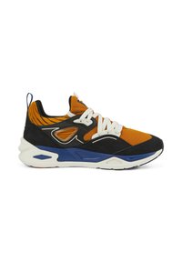 Baskets de sport avec une tige en mesh orange et noir, des lacets blancs, des accents bleus, et une épaisse semelle blanche avec des détails texturés.