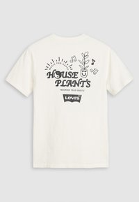 Tricou alb din bumbac, cu text și ilustrații grafice negre pe spate, incluzând plante, note muzicale și logo-ul Levi's.