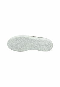 Sole di sneaker bianche con gomma testurizzata per una buona aderenza, caratterizzata da un bordo liscio e un logo del marchio in rilievo. Il design è minimalista e funzionale.