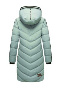 Manteau rembourré bleu clair avec un motif en chevrons et une capuche, présentant des accents noirs contrastants, des poignets côtelés et un détail de logo au dos.
