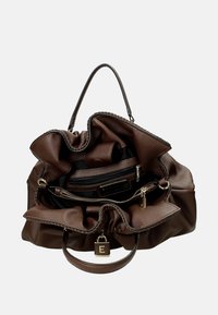 Borsa a mano in pelle marrone con design arricciato, dotata di un compartimento principale, tasche con zip e un lucchetto in metallo dorato con un accento a forma di "E".