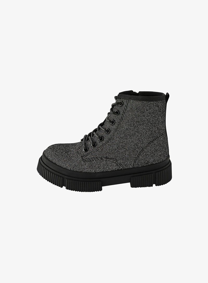 Czarne i szare botki za kostkę z teksturowanej tkaniny, okrągłym noskiem, sznurowanym wzorem i grubą gumową podeszwą z rowkami.