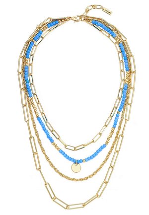 Gelaagde ketting met gouden schakels, kleine gouden kralen en blauwe kralen, met een ronde gouden hanger aan één ketting.
