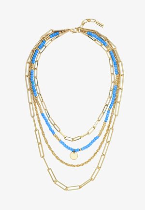 Mehrlagige Halskette mit goldenen Gliedern, kleinen goldenen Perlen und blauen Perlen, mit einem runden goldenen Anhänger an einem Strang.