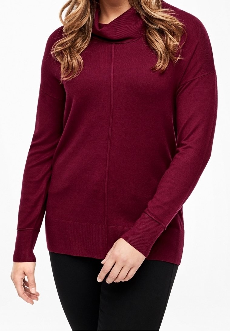 Bordowy sweter z kapturem typu cowl, z długimi rękawami, prążkowanymi mankietami i dolnym wykończeniem, o gładkiej fakturze i centralnym szwie.