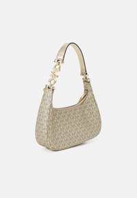 Beżowa torebka w wzory z złotymi akcentami, o zaokrąglonym kształcie i krótkim pasku z logo. Zamek błyskawiczny na górze.