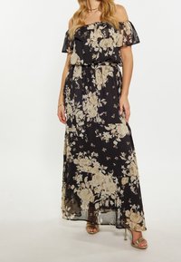 Maxi šaty s odhalenými rameny a volánkovými rukávy, černá látka s květinovým vzorem v krémových a béžových tónech, stáhnutý pas, průsvitná textura.