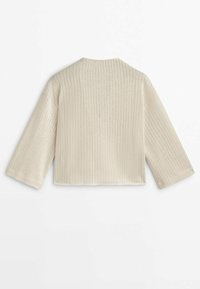 Beige geribbelde dames crop top met een bootnek, driekwart mouwen, zachte textuur en een relaxte pasvorm. Geen sluitingen zichtbaar.