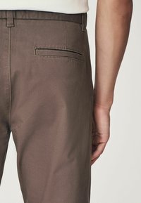Next STRETCH - Hlače - truffle brown