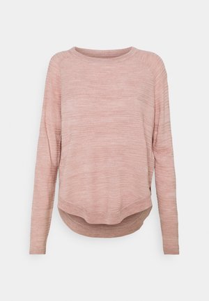 Pull en maille rose clair à manches longues avec encolure ronde et ourlet légèrement incurvé plus long à l'arrière.