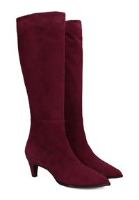 Knielange bordeauxrode suède laarzen met een spitse neus en een gematigde zwarte hak. Soepele textuur, aangesloten ontwerp en geen zichtbare hardware of accenten.