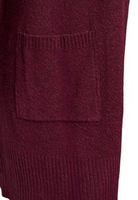 Burgunderfarbener gestrickter Cardigan mit strukturierter Optik, ausgestattet mit einer aufgesetzten Tasche und geripptem Saum. Weiches Material mit einem gemütlichen Erscheinungsbild.