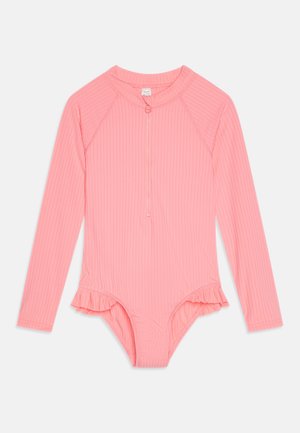 Rosa ribbesvømmebukse med lange ermer, glidelås foran og volanger ved benåpningene. Glatt tekstur og tettsittende design.