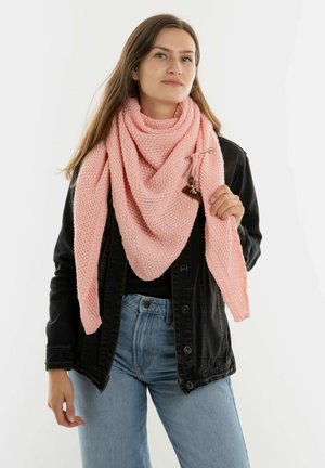 Roze gebreide sjaal met een driehoekige vorm, voorzien van een textuurpatroon en twee decoratieve kwasten, over een zwarte jas gegooid.