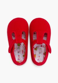 Scarpe slip-on in tela rossa con una superficie liscia, dotate di un design con doppia fascia elastica e un rivestimento in tessuto stampato con personaggi dei cartoni animati.