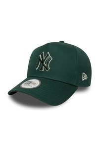 Zielona czapka baseballowa z tkaniny o usztywnionym kroju. Posiada haftowane logo z przodu oraz regulowany pasek z tyłu.