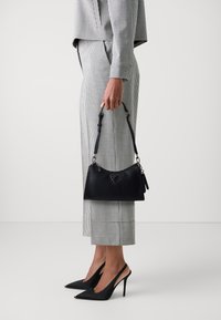 Guess CRESIDIA TOP ZIP SHOULDER BAG - Håndveske - black