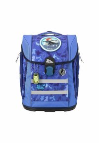 Zaino blu con un motivo geometrico, strisce riflettenti, toppa circolare, tasca laterale e charm decorativi. Realizzato in tessuto resistente.