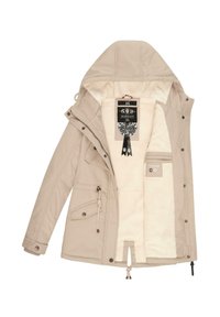 Beige jack met een capuchon, voorzien van een zachte, witte fleece voering, meerdere zakken, trekkoorden en een zwart label met decoratieve elementen.
