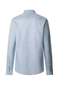 Camicia azzurro chiaro a maniche lunghe vista da dietro con polsini abbottonati e colletto standard su sfondo bianco.