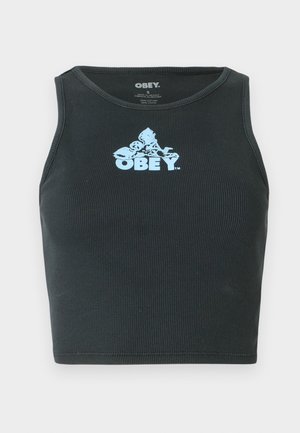 Černý ribkovaný bavlněný crop top bez rukávů se světle modrou grafickou nálepku umístěnou na hrudníku. Design bez rukávů s kulatým výstřihem.