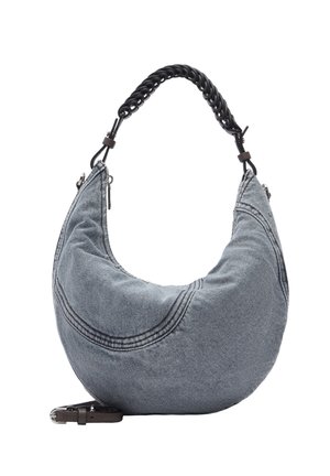 Sac d'épaule en denim gris doux avec forme courbée, coutures détaillées, anse chaîne noire et bandoulière marron en cuir amovible.