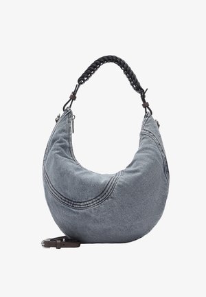 Sac d'épaule en denim gris doux avec forme courbée, coutures détaillées, anse chaîne noire et bandoulière marron en cuir amovible.