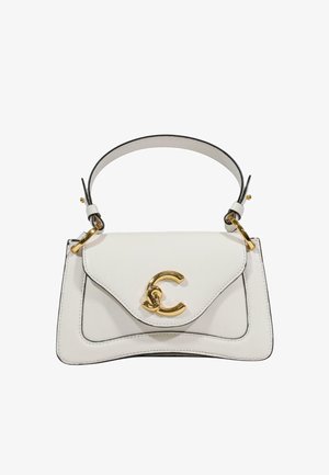 Bolso de mano de cuero blanco con un diseño estructurado, herrajes dorados y un destacado adorno en forma de C en la solapa. Incluye una correa ajustable.