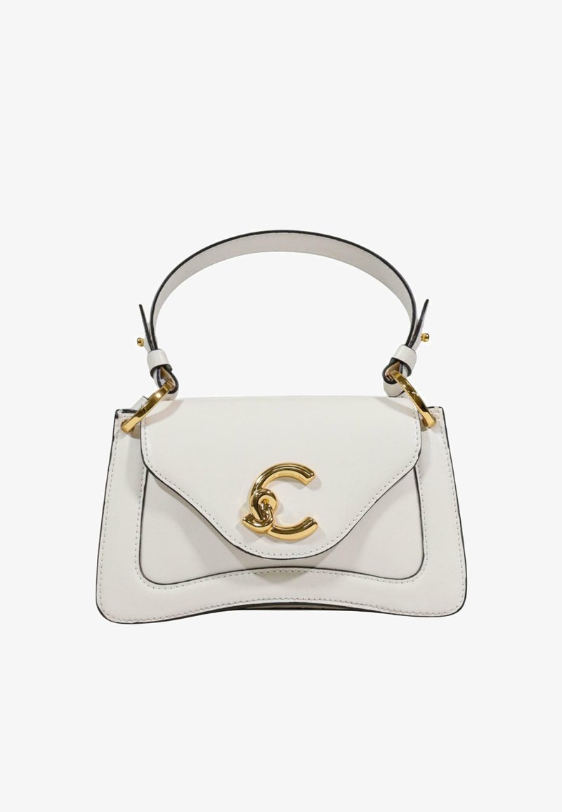 Bolso de mano de cuero blanco con un diseño estructurado, herrajes dorados y un destacado adorno en forma de C en la solapa. Incluye una correa ajustable.