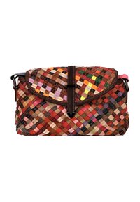 Fonott borítéktáska élénk színekben, kerekített fedéllel, bőr díszítésekkel és kapcsos záródással. Kompakt, texturált és többszínű kialakítás.