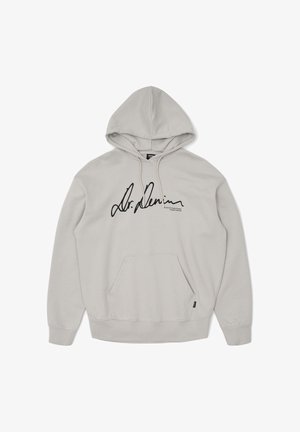 Hoodie vaaleanharmaasta pehmeästä kankaasta, jossa on etutasku, narukaulus ja musta kalligrafinen logo rinnassa.