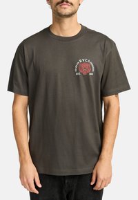 Donkergrijze katoenen T-shirt met een rode tijgerafbeelding en kettingontwerp op de linkerkant van de borst. Korte mouwen en ronde hals.