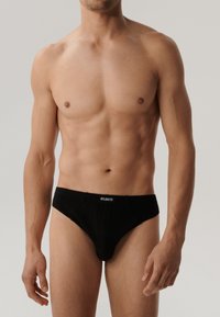 Czarne bawełniane majtki o dopasowanym kroju z elastycznym pasem, z małym białym logo "ATLANTIC" z przodu.