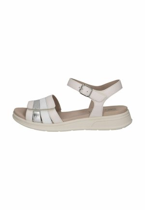 Witte en zilveren sandalen met een brede voorkantband, verstelbare enkelband met een zilveren gesp en een gevoerde zool.