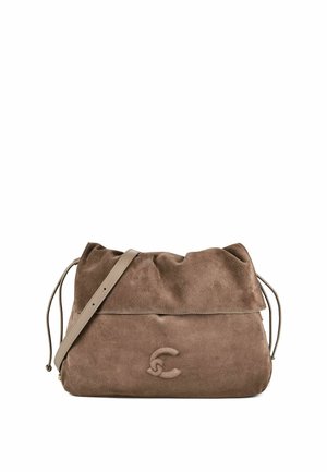 Bolso de hombro de ante marrón suave con correa ajustable y detalle de logo cosido en el frente, con parte superior fruncida y cordones laterales.