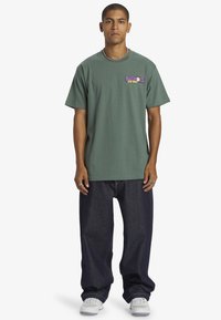 DC Shoes ITS TIME - T-shirts print - bpg dark forest